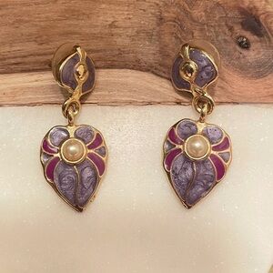 Unique earrings with‎ small pearl detail.